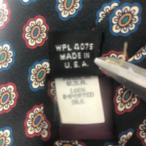Vintage Wembley Black Floral Geometric Medallion Tie 100% Imported Silk USA Long - Picture 7 of 7